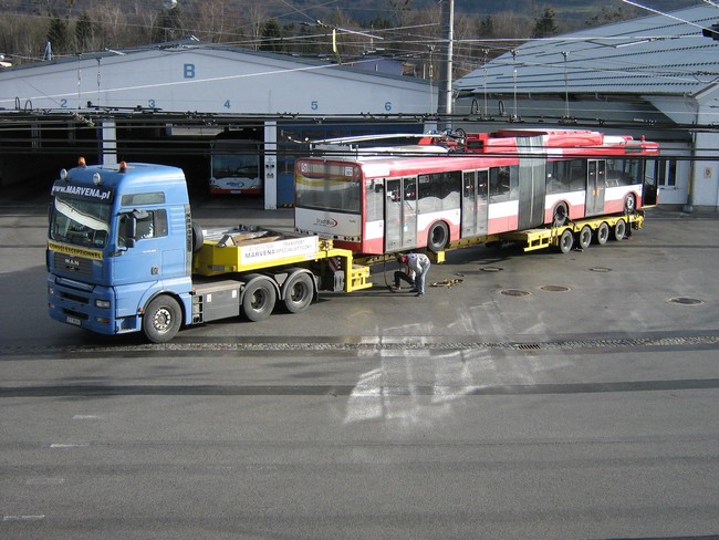 Verladung des Gelenkobusses Nr. 301 vom polnischen Typ Solaris Trollino 18 AC in Salzburg/A